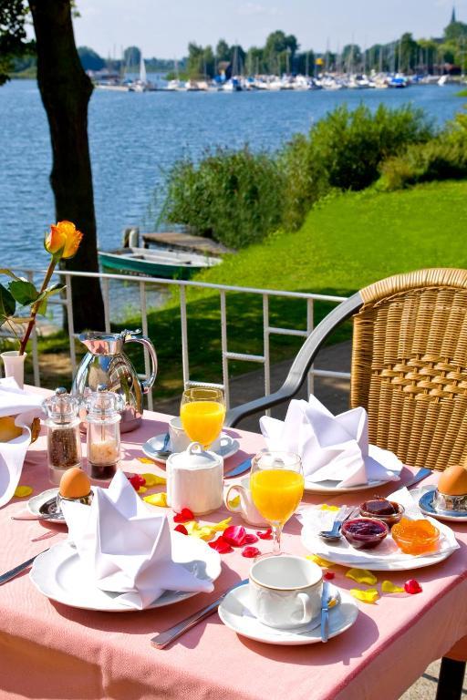 Hotel "Seelust" Garni Röbel Екстериор снимка