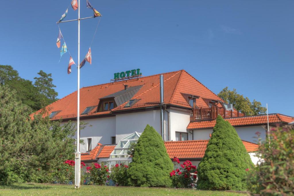 Hotel "Seelust" Garni Röbel Екстериор снимка